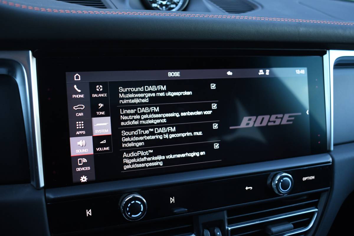 Porsche Macan Porsche Macan T 2.0 PDK Pano Luchtvering ACC Bose Papaya-orange