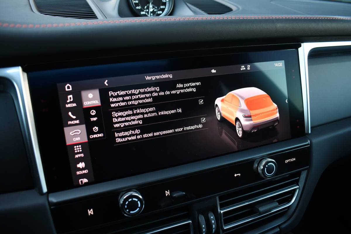 Porsche Macan Porsche Macan T 2.0 PDK Pano Luchtvering ACC Bose Papaya-orange