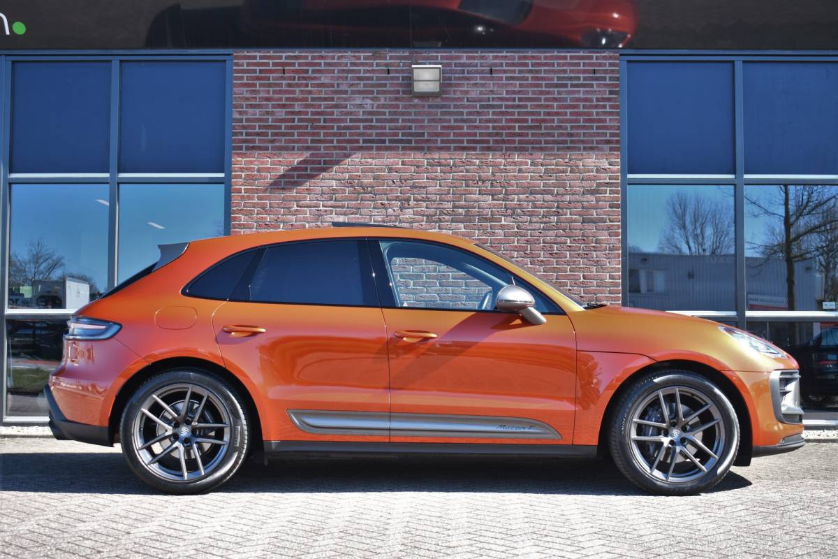 Porsche Macan Porsche Macan T 2.0 PDK Pano Luchtvering ACC Bose Papaya-orange