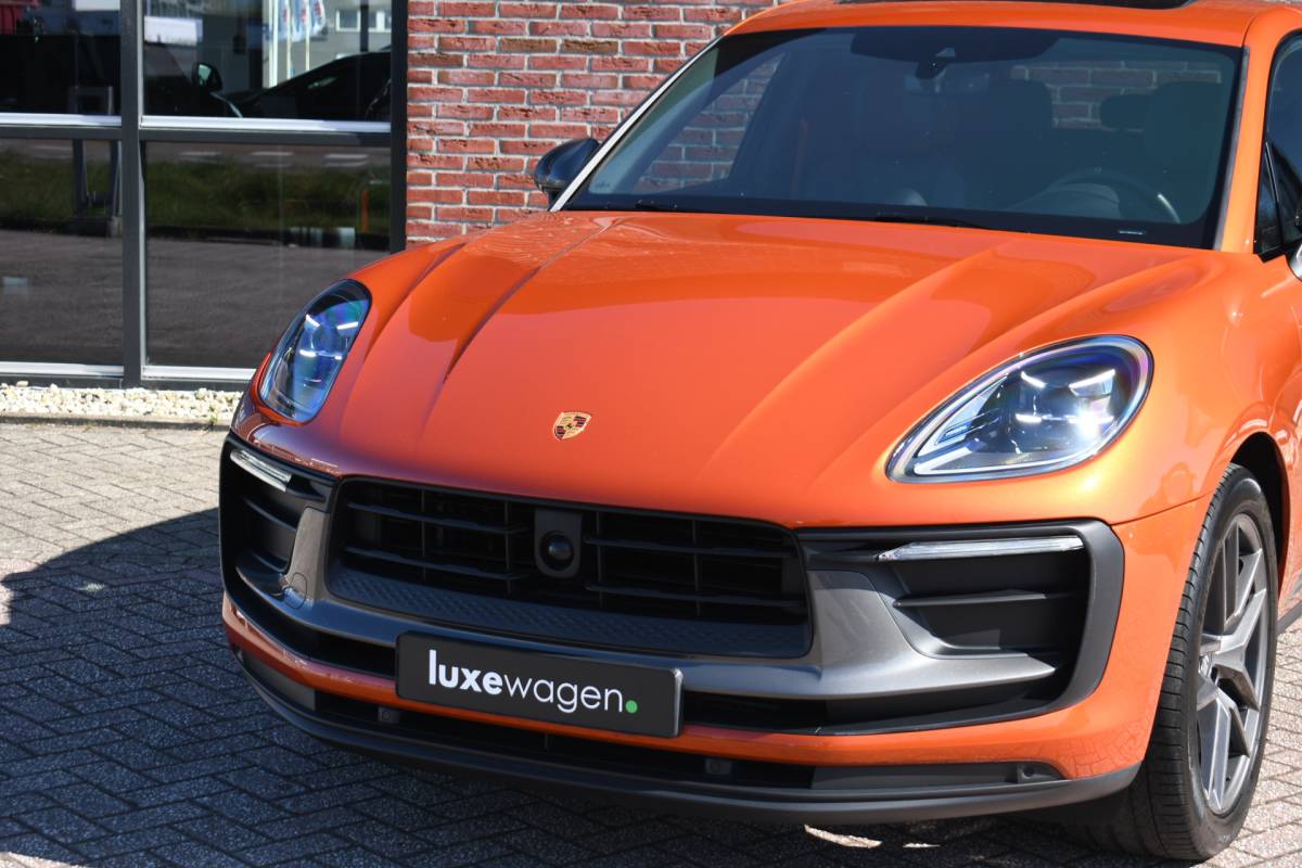 Porsche Macan Porsche Macan T 2.0 PDK Pano Luchtvering ACC Bose Papaya-orange