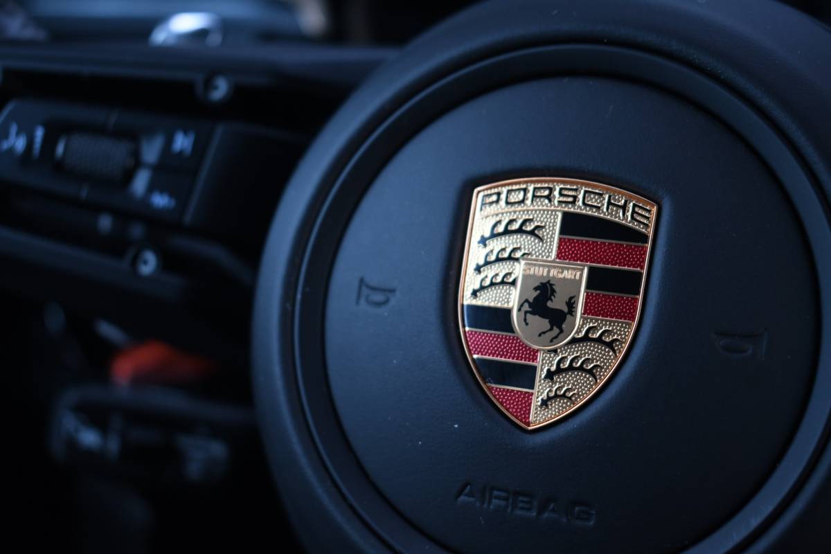 Porsche Macan Porsche Macan T 2.0 PDK Pano Luchtvering ACC Bose Papaya-orange