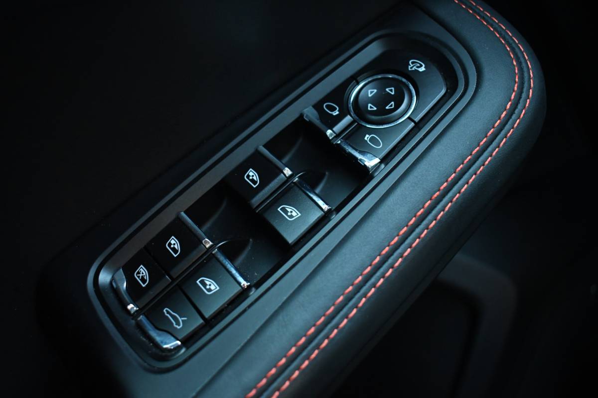 Porsche Macan Porsche Macan T 2.0 PDK Pano Luchtvering ACC Bose Papaya-orange