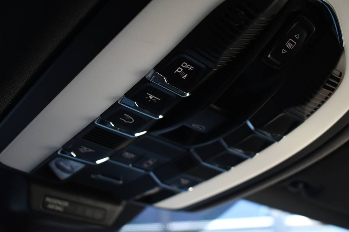 Porsche Macan Porsche Macan T 2.0 PDK Pano Luchtvering ACC Bose Papaya-orange