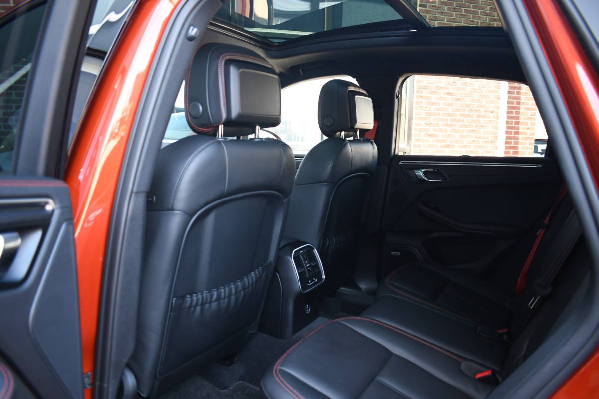 Porsche Macan Porsche Macan T 2.0 PDK Pano Luchtvering ACC Bose Papaya-orange