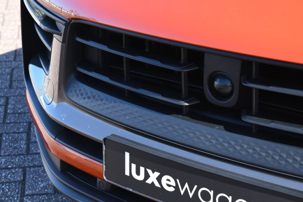 Porsche Macan Porsche Macan T 2.0 PDK Pano Luchtvering ACC Bose Papaya-orange