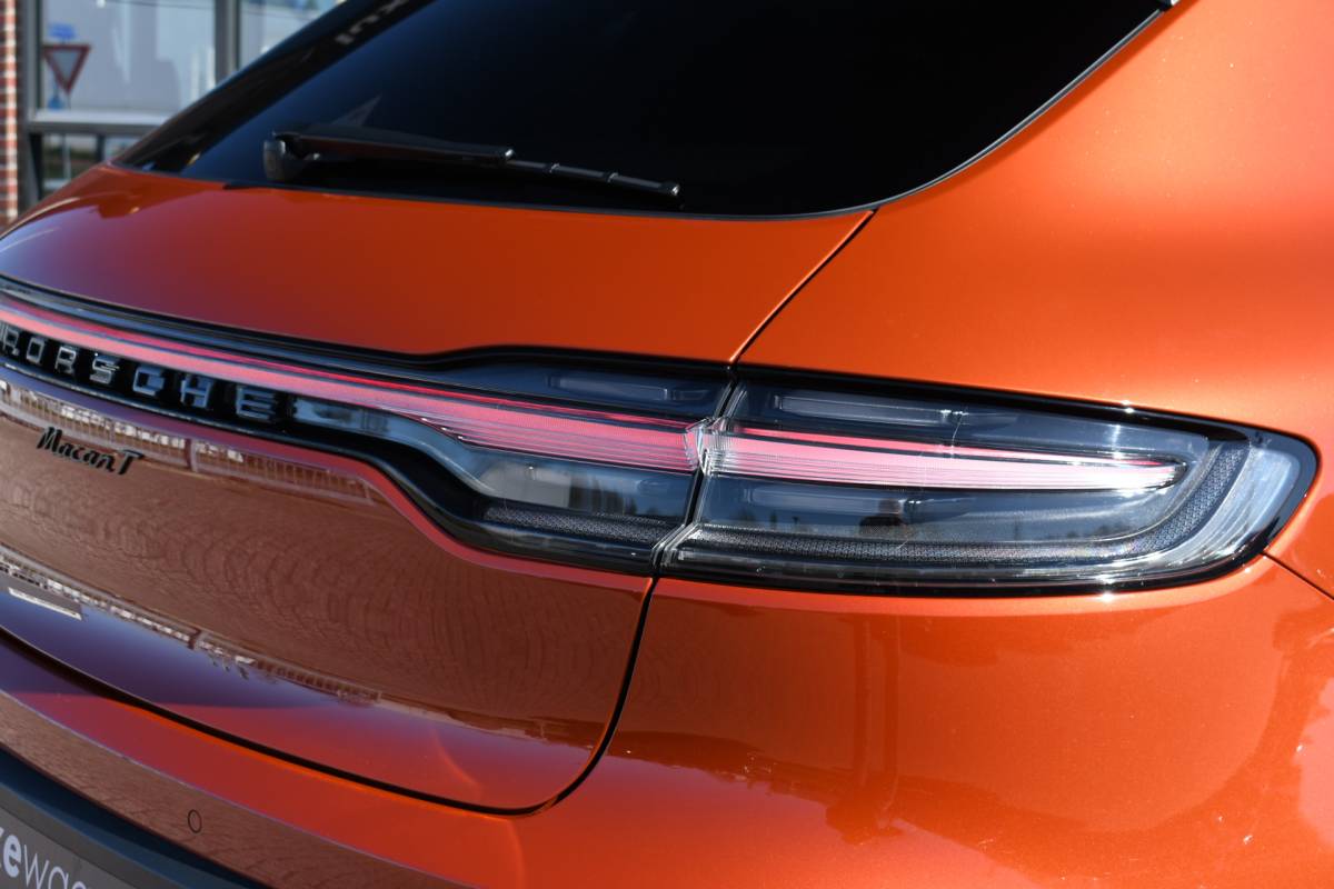 Porsche Macan Porsche Macan T 2.0 PDK Pano Luchtvering ACC Bose Papaya-orange