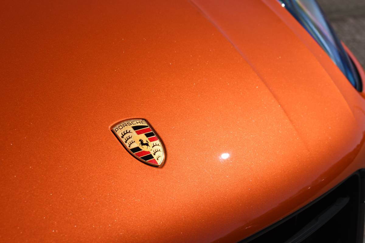 Porsche Macan Porsche Macan T 2.0 PDK Pano Luchtvering ACC Bose Papaya-orange