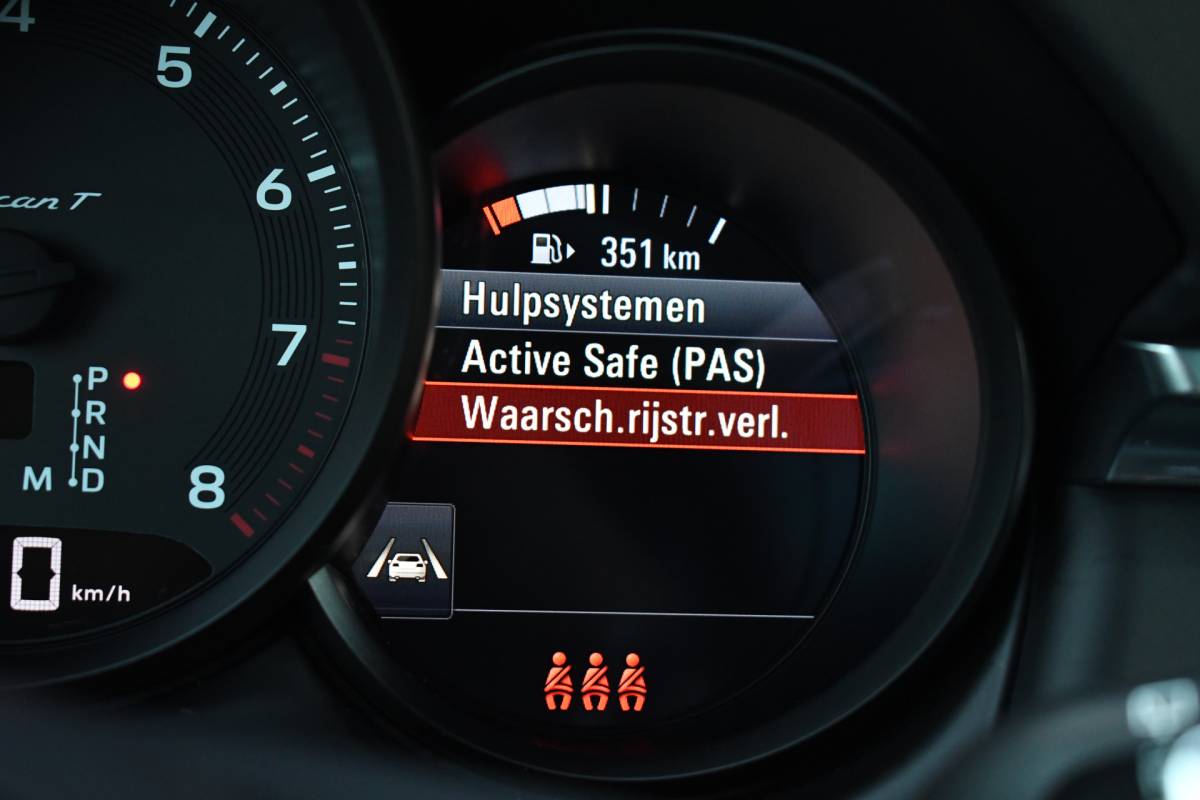 Porsche Macan Porsche Macan T 2.0 PDK Pano Luchtvering ACC Bose Papaya-orange