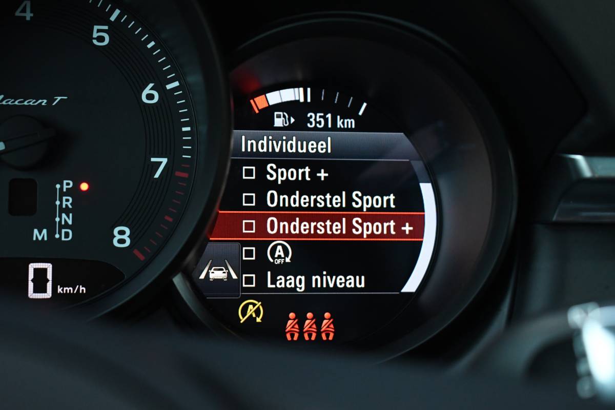 Porsche Macan Porsche Macan T 2.0 PDK Pano Luchtvering ACC Bose Papaya-orange