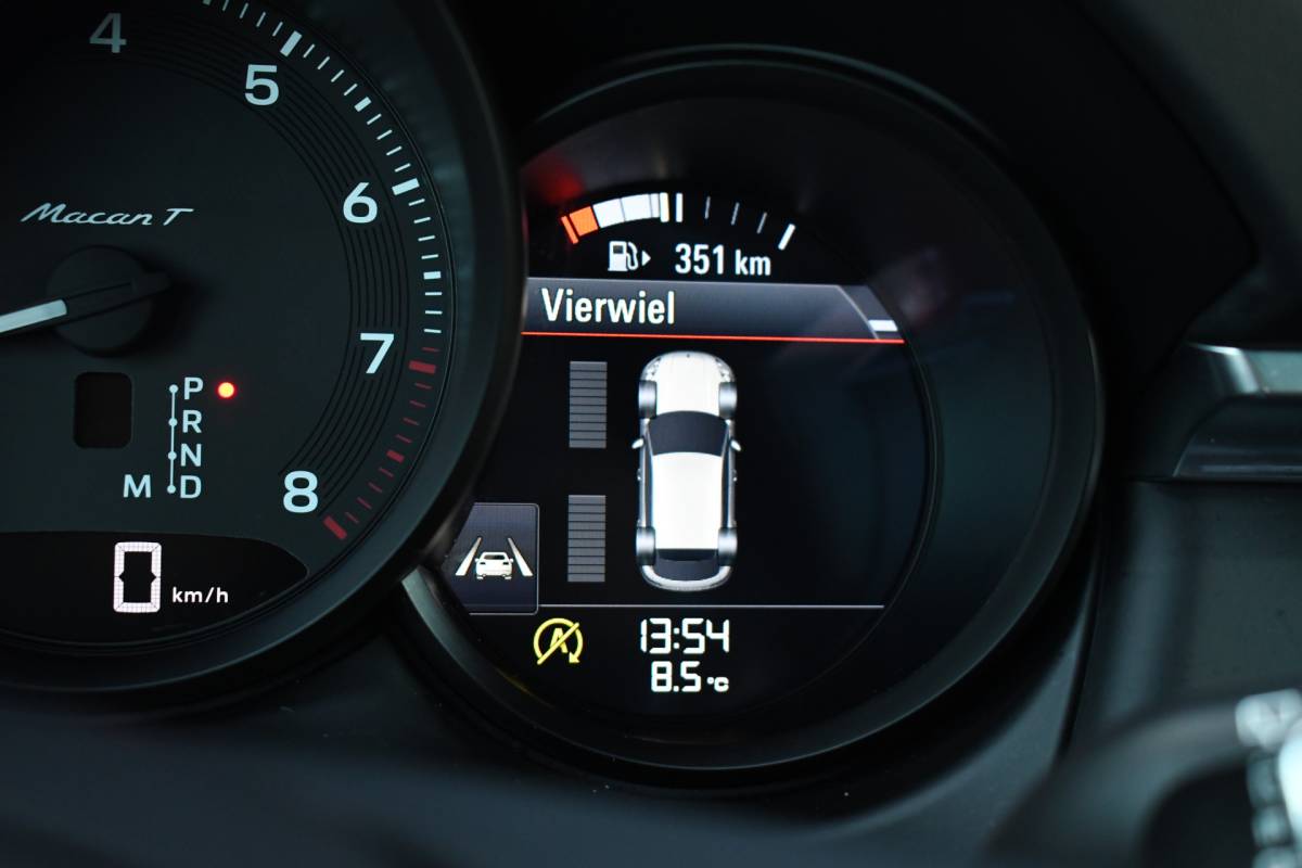 Porsche Macan Porsche Macan T 2.0 PDK Pano Luchtvering ACC Bose Papaya-orange