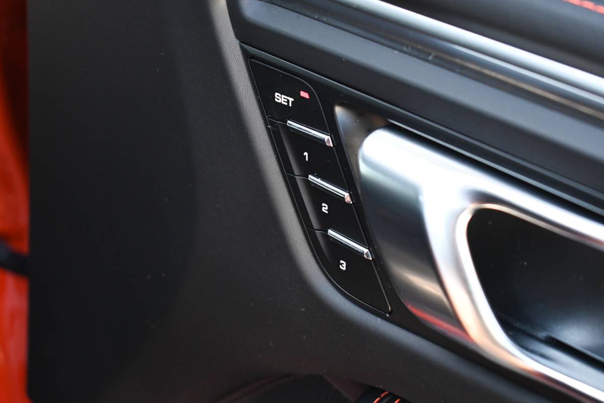 Porsche Macan Porsche Macan T 2.0 PDK Pano Luchtvering ACC Bose Papaya-orange