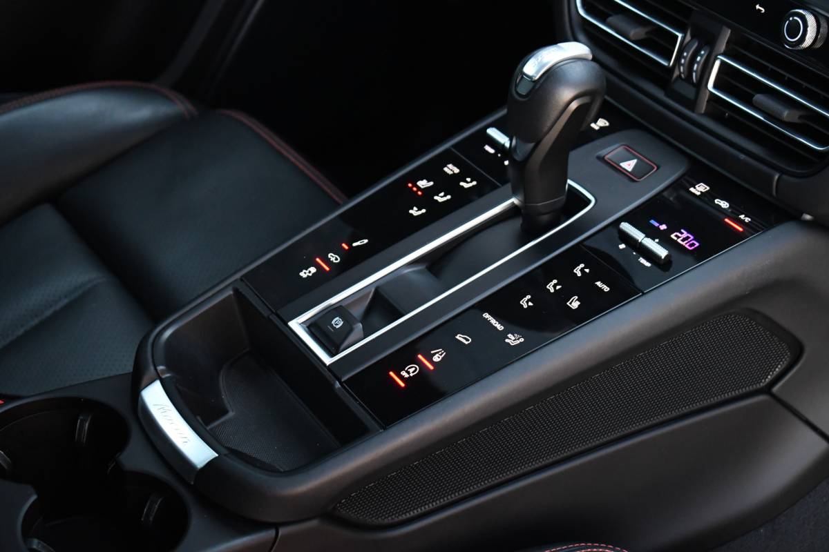Porsche Macan Porsche Macan T 2.0 PDK Pano Luchtvering ACC Bose Papaya-orange