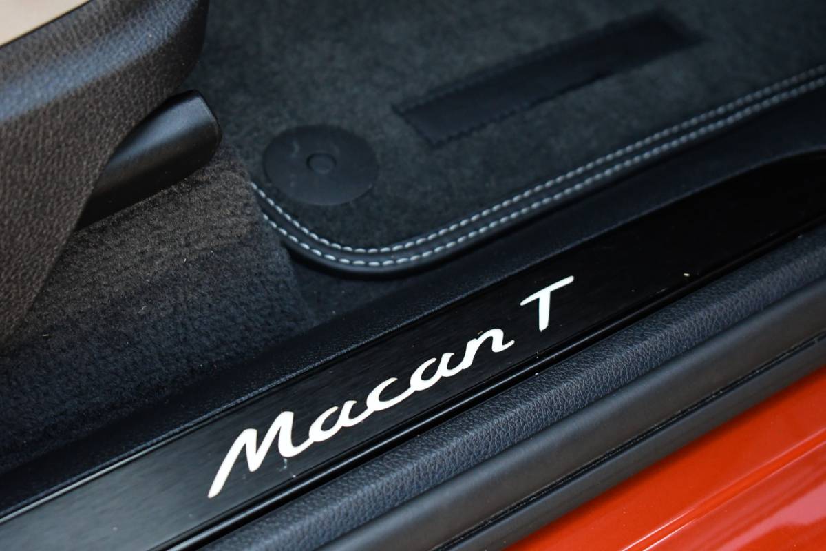 Porsche Macan Porsche Macan T 2.0 PDK Pano Luchtvering ACC Bose Papaya-orange