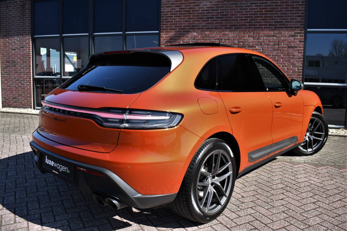 Porsche Macan Porsche Macan T 2.0 PDK Pano Luchtvering ACC Bose Papaya-orange