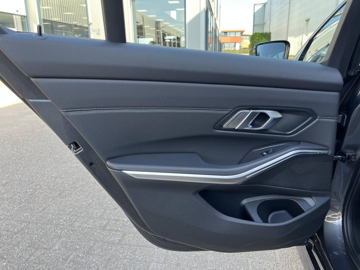 BMW 3 Serie BMW 3-serie 330e | Navi/Adapt.Cruise/PDC V+A/Clima/17″/Apple CarPlay-Android Auto