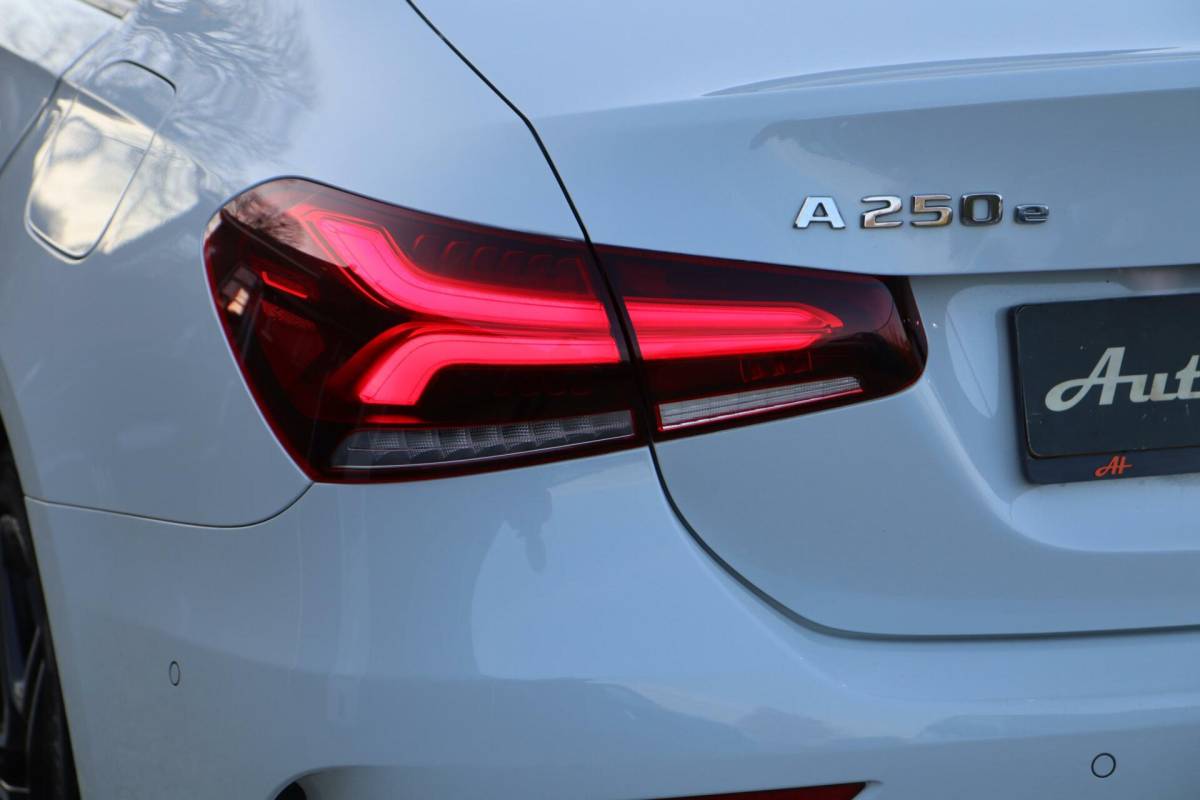 Mercedes-Benz A-Klasse Mercedes A-klasse 250 e 218PK AMG Limited A. Cruise|Carplay|Pano|Widescreen|E.trekhaak|Leder|Camera|Parelmoer wit|Sfeer verlichting|