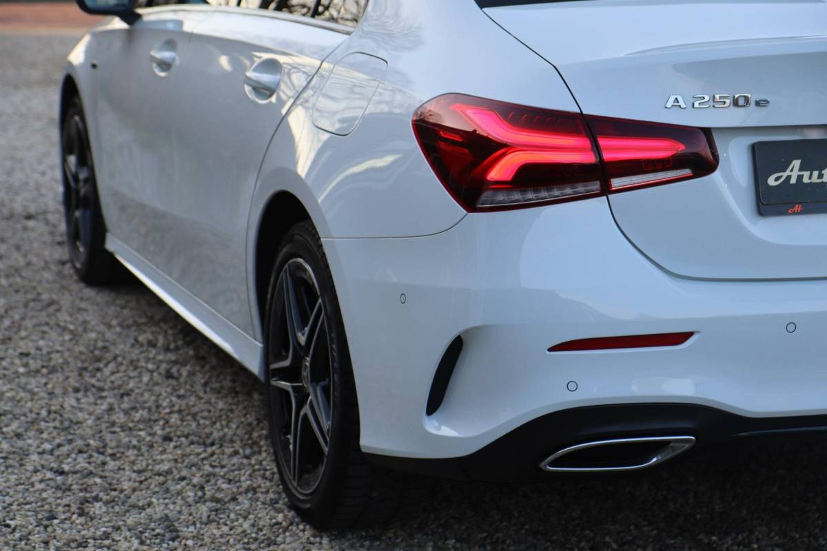 Mercedes-Benz A-Klasse Mercedes A-klasse 250 e 218PK AMG Limited A. Cruise|Carplay|Pano|Widescreen|E.trekhaak|Leder|Camera|Parelmoer wit|Sfeer verlichting|