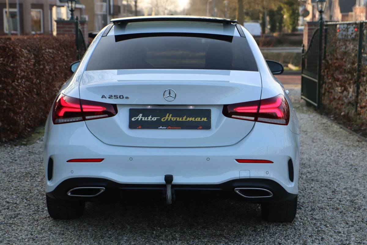 Mercedes-Benz A-Klasse Mercedes A-klasse 250 e 218PK AMG Limited A. Cruise|Carplay|Pano|Widescreen|E.trekhaak|Leder|Camera|Parelmoer wit|Sfeer verlichting|