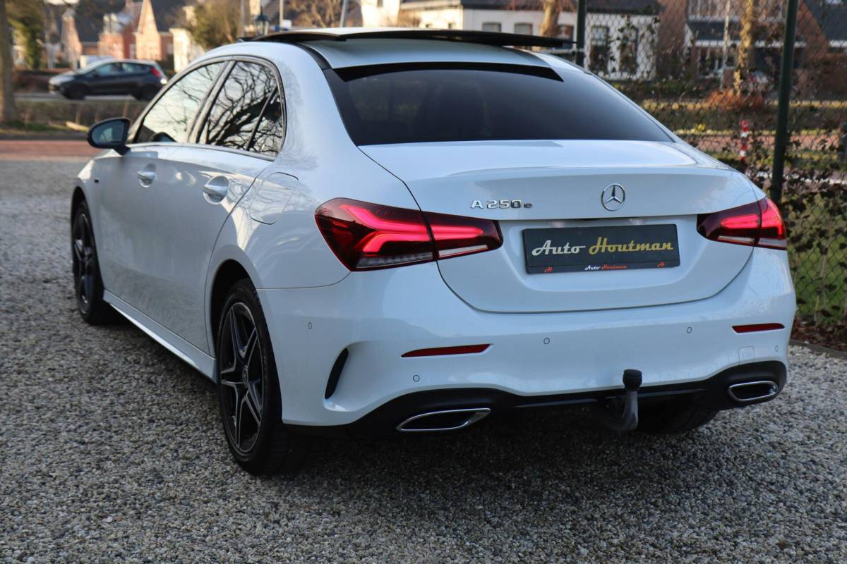 Mercedes-Benz A-Klasse Mercedes A-klasse 250 e 218PK AMG Limited A. Cruise|Carplay|Pano|Widescreen|E.trekhaak|Leder|Camera|Parelmoer wit|Sfeer verlichting|