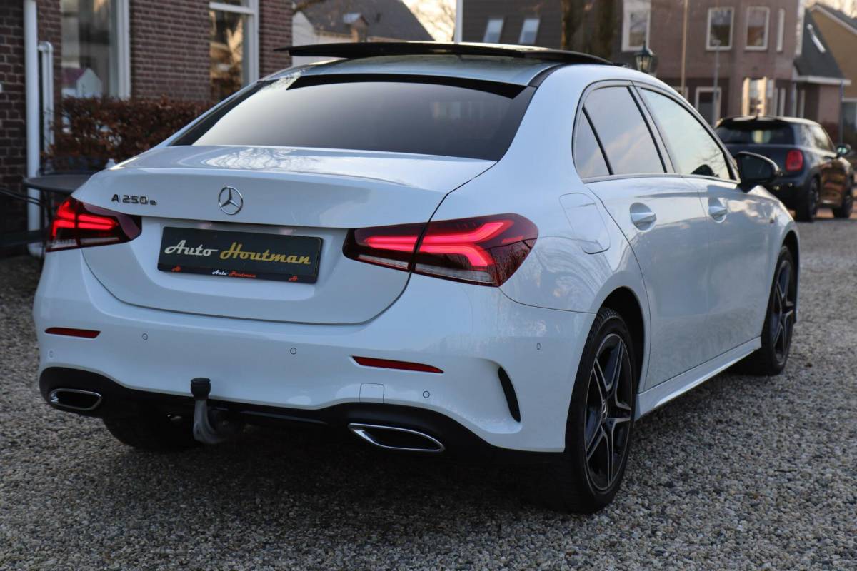Mercedes-Benz A-Klasse Mercedes A-klasse 250 e 218PK AMG Limited A. Cruise|Carplay|Pano|Widescreen|E.trekhaak|Leder|Camera|Parelmoer wit|Sfeer verlichting|