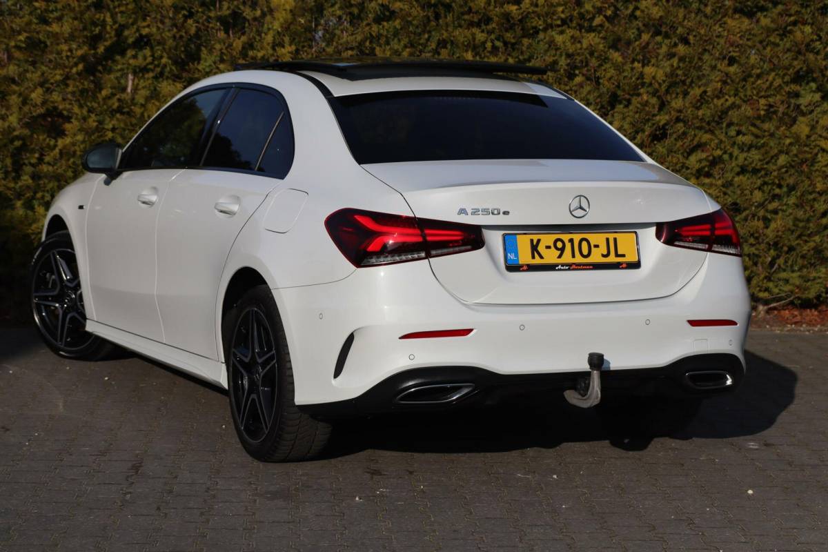 Mercedes-Benz A-Klasse Mercedes A-klasse 250 e 218PK AMG Limited A. Cruise|Carplay|Pano|Widescreen|E.trekhaak|Leder|Camera|Parelmoer wit|Sfeer verlichting|