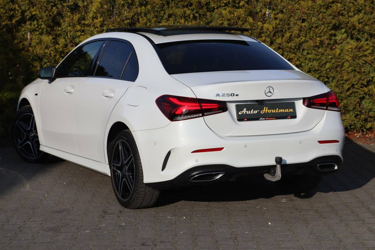 Mercedes-Benz A-Klasse Mercedes A-klasse 250 e 218PK AMG Limited A. Cruise|Carplay|Pano|Widescreen|E.trekhaak|Leder|Camera|Parelmoer wit|Sfeer verlichting|