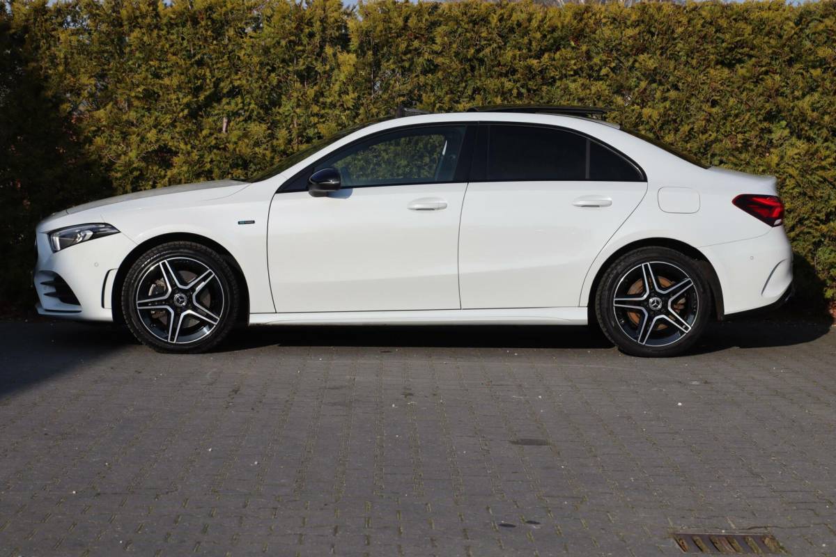Mercedes-Benz A-Klasse Mercedes A-klasse 250 e 218PK AMG Limited A. Cruise|Carplay|Pano|Widescreen|E.trekhaak|Leder|Camera|Parelmoer wit|Sfeer verlichting|