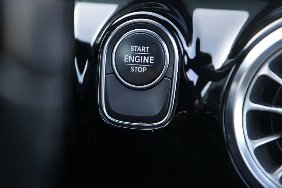Mercedes-Benz A-Klasse Mercedes A-klasse 250 e 218PK AMG Limited A. Cruise|Carplay|Pano|Widescreen|E.trekhaak|Leder|Camera|Parelmoer wit|Sfeer verlichting|