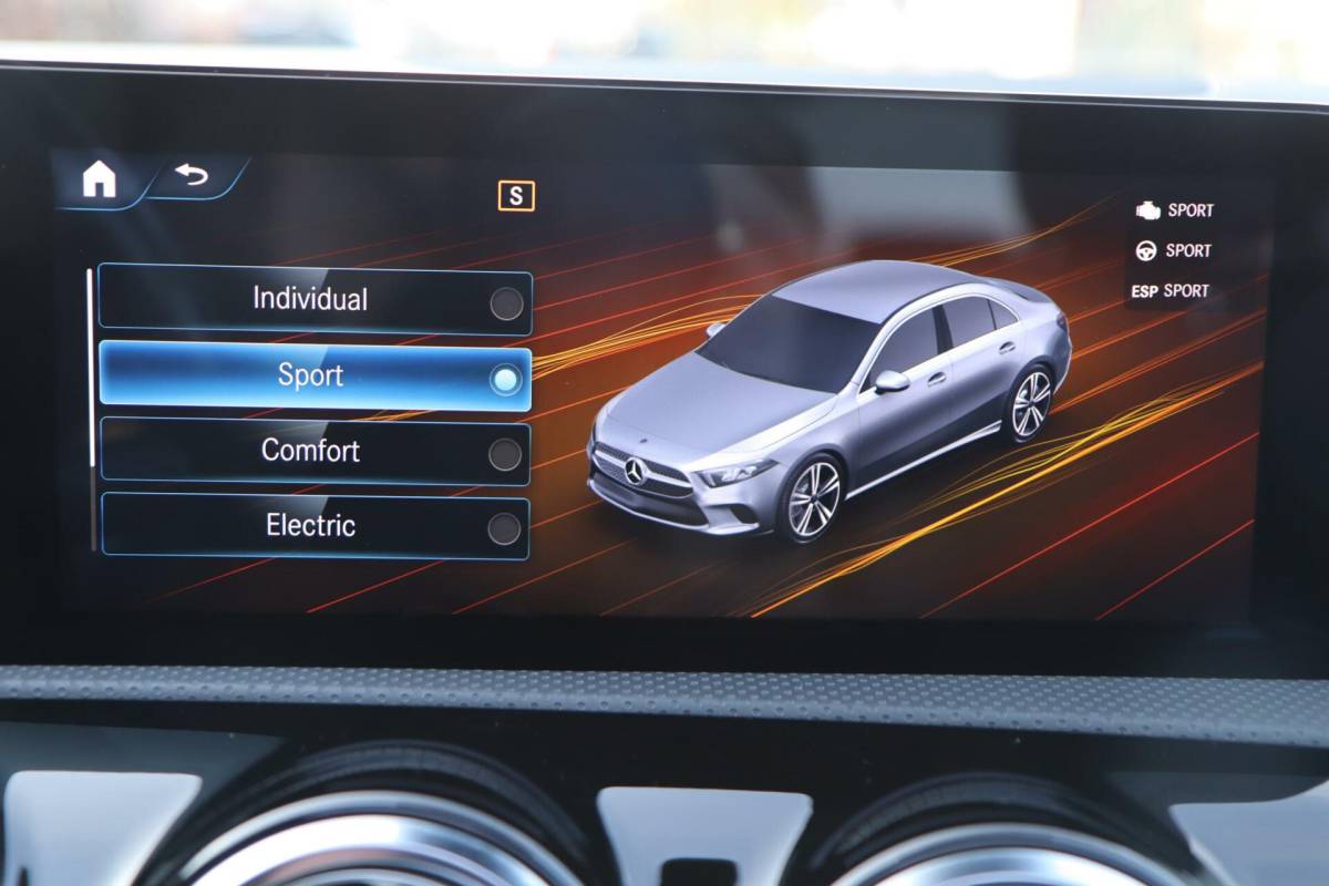 Mercedes-Benz A-Klasse Mercedes A-klasse 250 e 218PK AMG Limited A. Cruise|Carplay|Pano|Widescreen|E.trekhaak|Leder|Camera|Parelmoer wit|Sfeer verlichting|