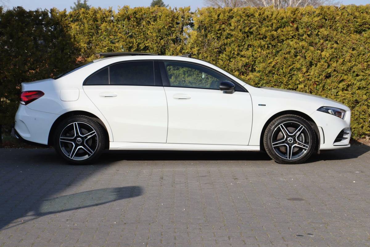 Mercedes-Benz A-Klasse Mercedes A-klasse 250 e 218PK AMG Limited A. Cruise|Carplay|Pano|Widescreen|E.trekhaak|Leder|Camera|Parelmoer wit|Sfeer verlichting|