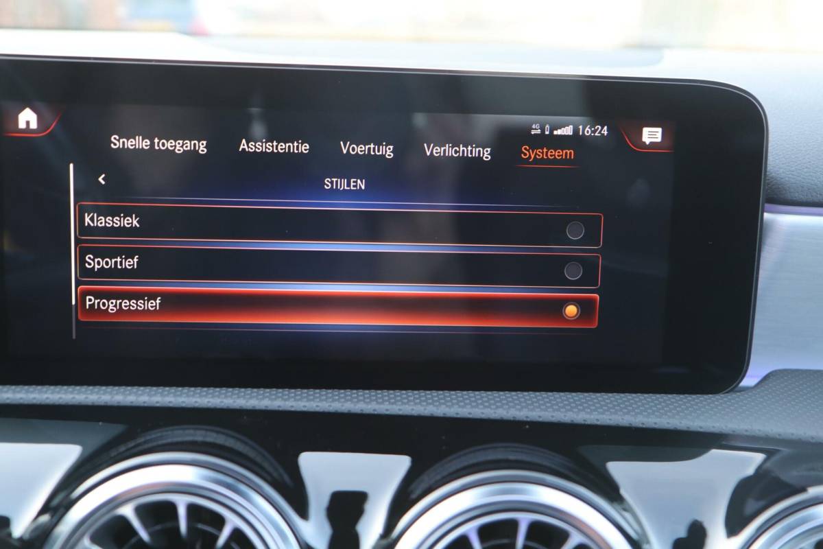 Mercedes-Benz A-Klasse Mercedes A-klasse 250 e 218PK AMG Limited A. Cruise|Carplay|Pano|Widescreen|E.trekhaak|Leder|Camera|Parelmoer wit|Sfeer verlichting|