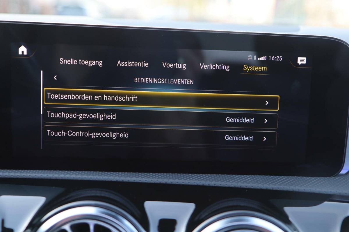 Mercedes-Benz A-Klasse Mercedes A-klasse 250 e 218PK AMG Limited A. Cruise|Carplay|Pano|Widescreen|E.trekhaak|Leder|Camera|Parelmoer wit|Sfeer verlichting|
