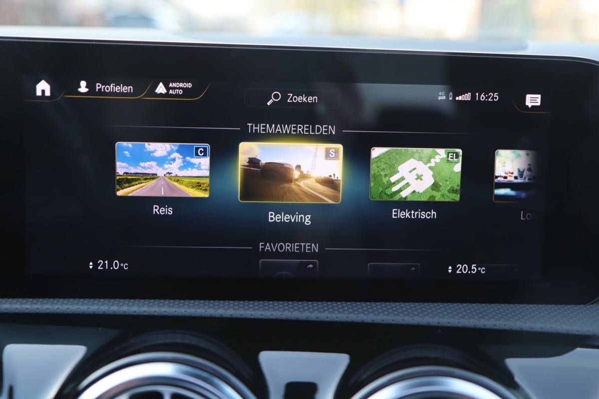 Mercedes-Benz A-Klasse Mercedes A-klasse 250 e 218PK AMG Limited A. Cruise|Carplay|Pano|Widescreen|E.trekhaak|Leder|Camera|Parelmoer wit|Sfeer verlichting|