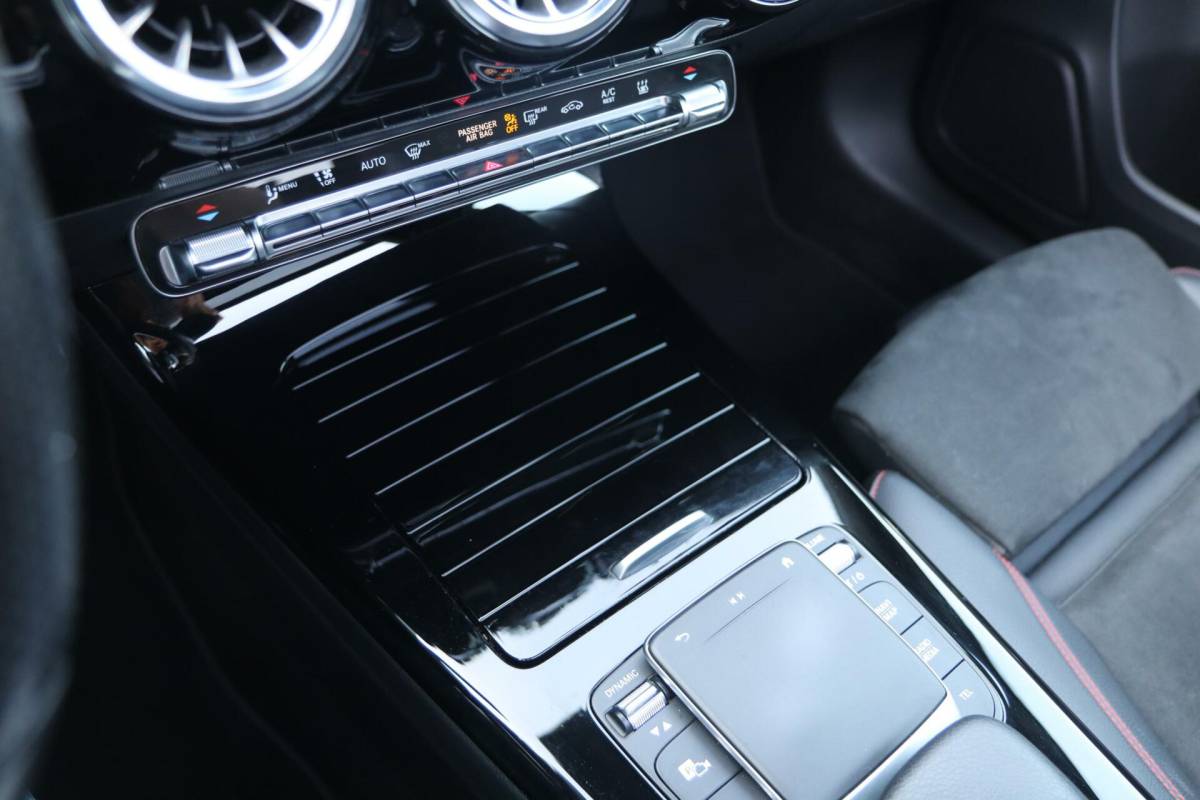 Mercedes-Benz A-Klasse Mercedes A-klasse 250 e 218PK AMG Limited A. Cruise|Carplay|Pano|Widescreen|E.trekhaak|Leder|Camera|Parelmoer wit|Sfeer verlichting|
