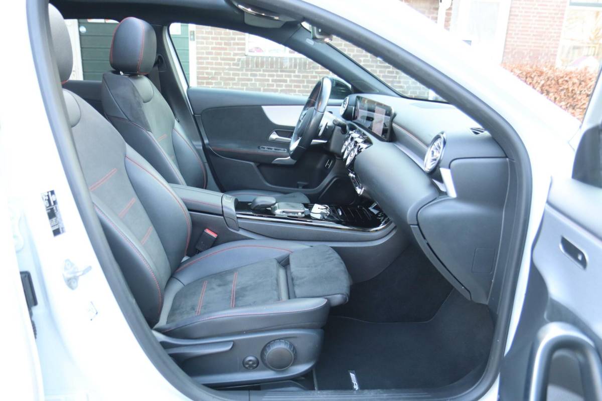 Mercedes-Benz A-Klasse Mercedes A-klasse 250 e 218PK AMG Limited A. Cruise|Carplay|Pano|Widescreen|E.trekhaak|Leder|Camera|Parelmoer wit|Sfeer verlichting|