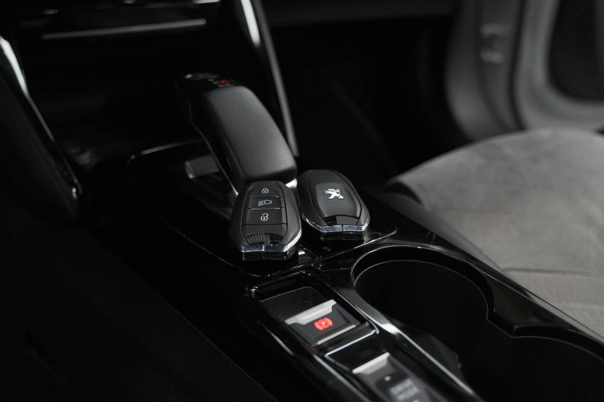 Peugeot e-2008 Peugeot E-2008 EV GT Pack 50 kWh | Schuif-/Kanteldak | Adaptieve Cruise Control | Camera | Dodehoekdetectie