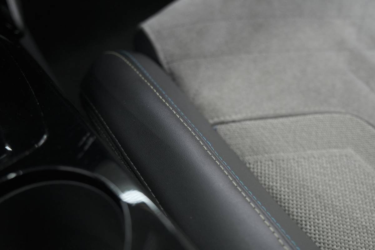 Peugeot e-2008 Peugeot E-2008 EV GT Pack 50 kWh | Schuif-/Kanteldak | Adaptieve Cruise Control | Camera | Dodehoekdetectie