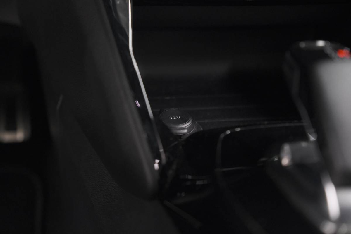 Peugeot e-2008 Peugeot E-2008 EV GT Pack 50 kWh | Schuif-/Kanteldak | Adaptieve Cruise Control | Camera | Dodehoekdetectie