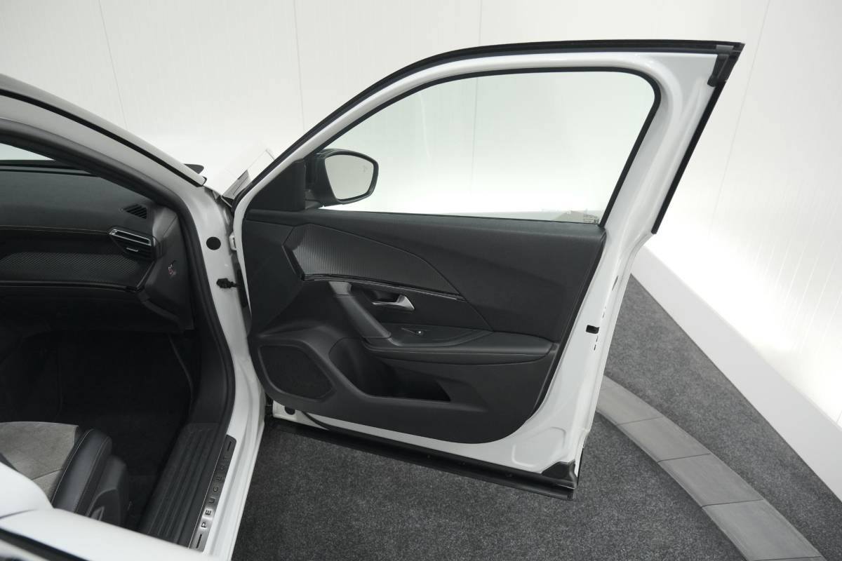 Peugeot e-2008 Peugeot E-2008 EV GT Pack 50 kWh | Schuif-/Kanteldak | Adaptieve Cruise Control | Camera | Dodehoekdetectie