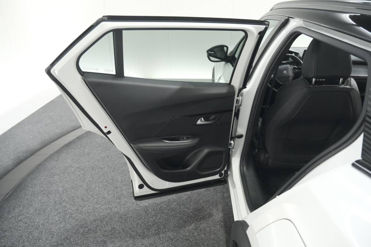 Peugeot e-2008 Peugeot E-2008 EV GT Pack 50 kWh | Schuif-/Kanteldak | Adaptieve Cruise Control | Camera | Dodehoekdetectie