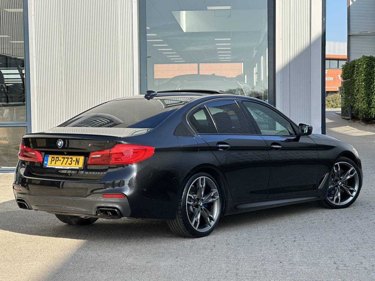 BMW 5 Serie BMW 5-serie M550i xDrive High Executive | NL-Auto/HUD/H&K/Softclose/Pano-dak/Keyless