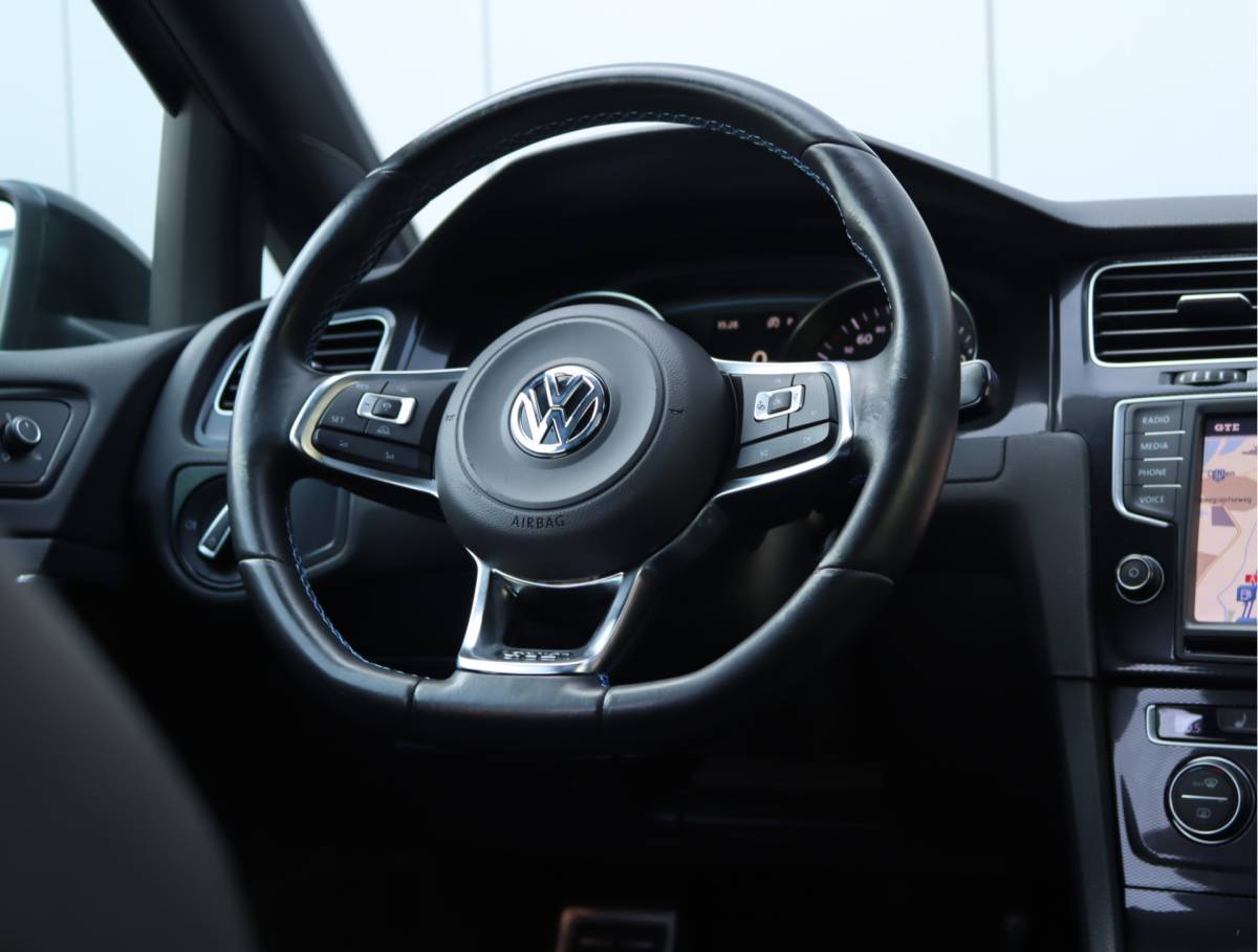 Volkswagen Golf Volkswagen Golf 1.4 TSI GTE | Panoramadak | Side Assist | ACC | Leder | Org. NL