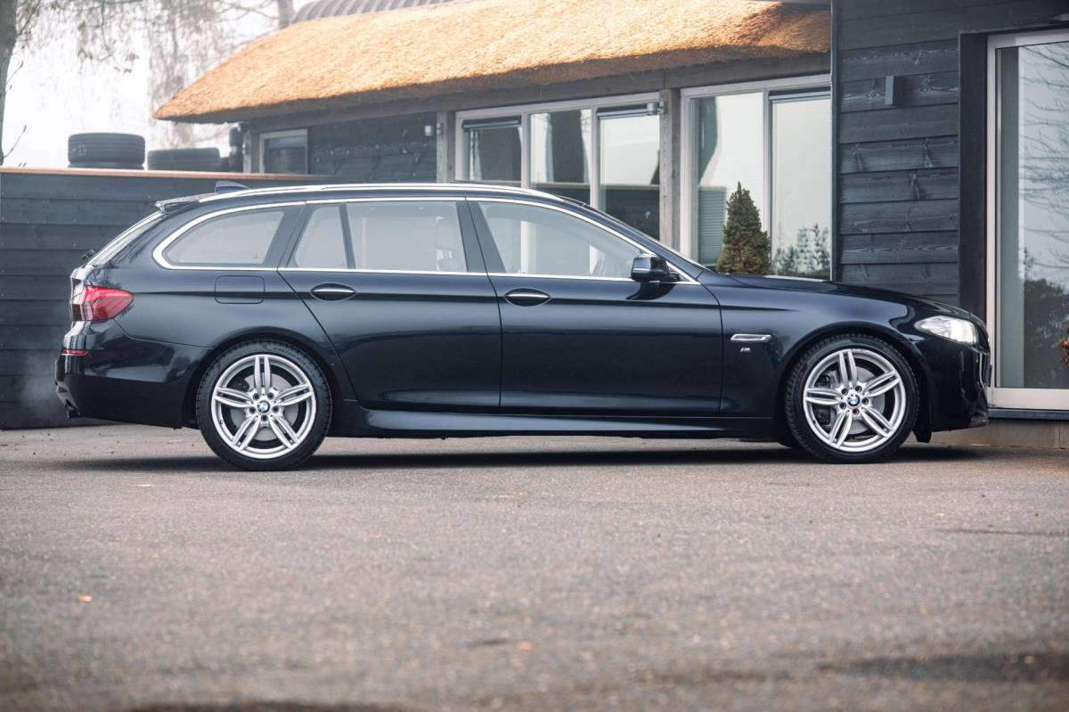 BMW 5 Serie BMW 5-serie Touring 535xd LCI High Executive I Hud I M-sport I Carbonschwarz I Pano I stoelkoeling I