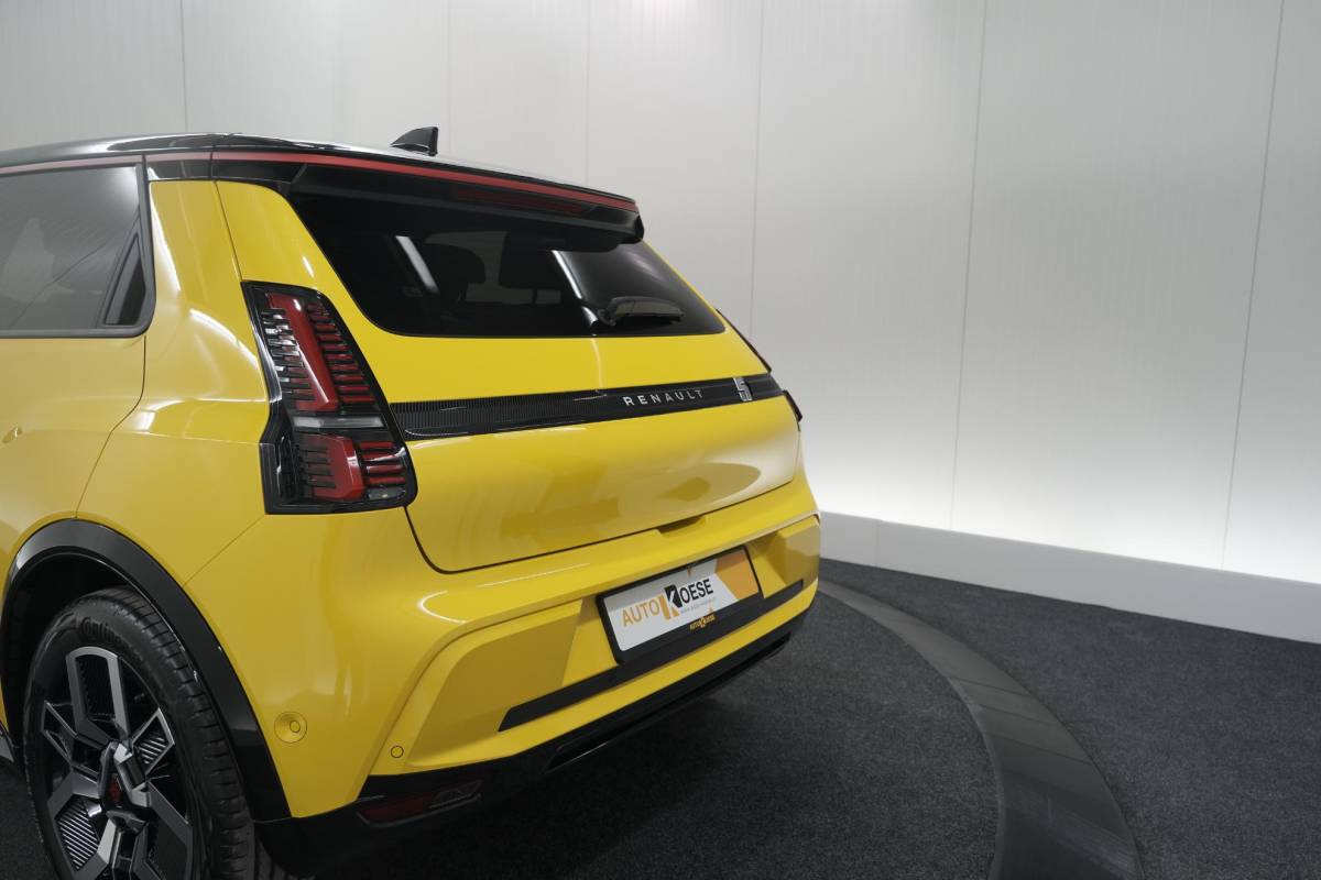 Renault 5 Renault 5 Comfort Range Iconic Cinq 52 kWh | Camera | Adaptieve Cruise Control | Pack Winter | Navigatie | 18 Inch Lichtmetalen Velgen