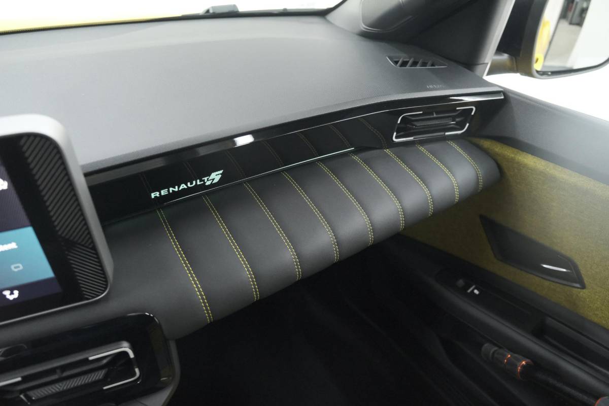 Renault 5 Renault 5 Comfort Range Iconic Cinq 52 kWh | Camera | Adaptieve Cruise Control | Pack Winter | Navigatie | 18 Inch Lichtmetalen Velgen