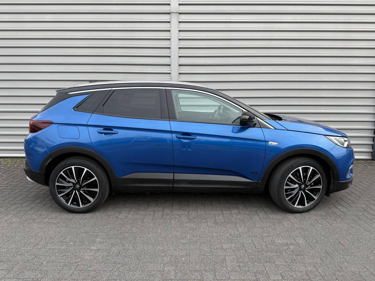Opel Grandland X Opel Grandland X 1.6 Turbo Hybrid Ultimate | 19 inch lichtmetalen velgen| 225pk| Metalliclak| Leren bekleding| Parkeersensoren voor en achter| Camera voor en achter