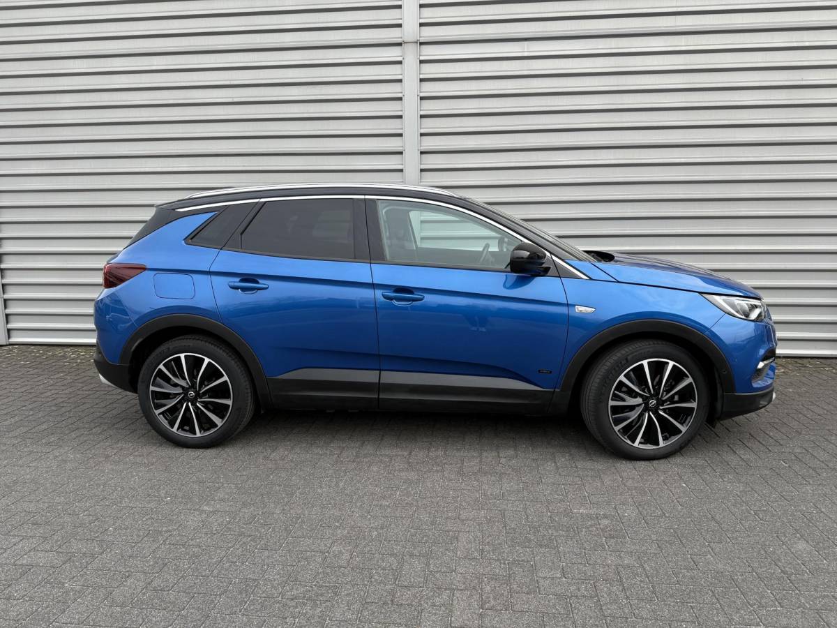 Opel Grandland X Opel Grandland X 1.6 Turbo Hybrid Ultimate | 19 inch lichtmetalen velgen| 225pk| Metalliclak| Leren bekleding| Parkeersensoren voor en achter| Camera voor en achter