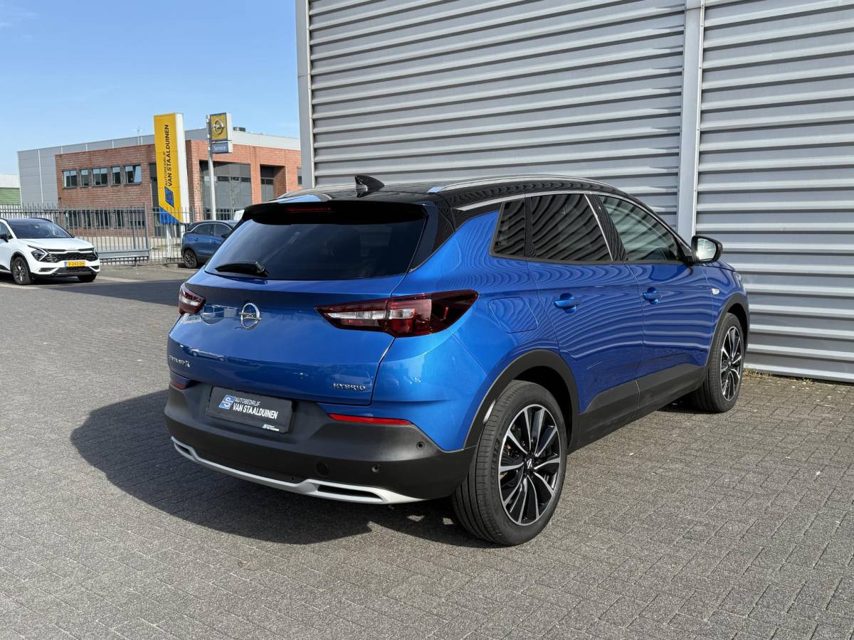 Opel Grandland X Opel Grandland X 1.6 Turbo Hybrid Ultimate | 19 inch lichtmetalen velgen| 225pk| Metalliclak| Leren bekleding| Parkeersensoren voor en achter| Camera voor en achter