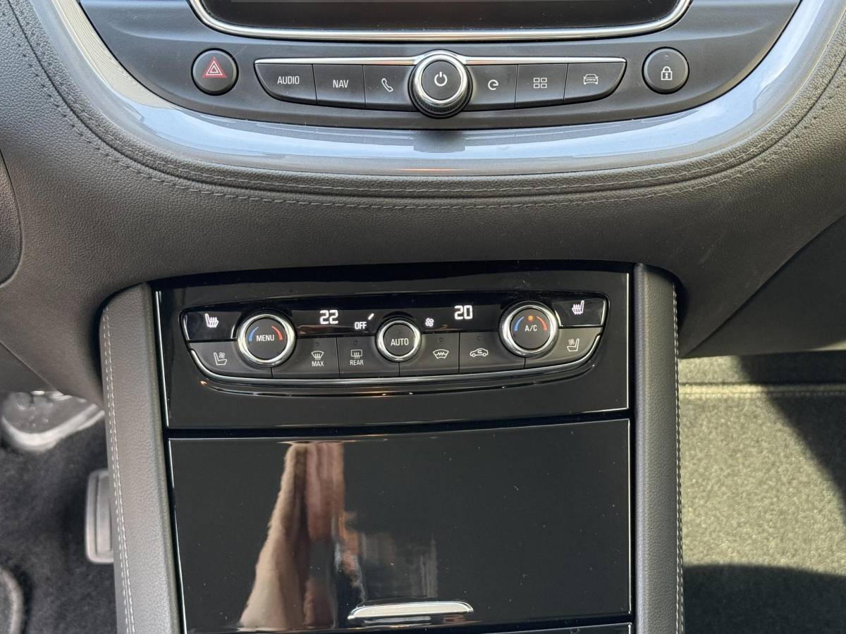 Opel Grandland X Opel Grandland X 1.6 Turbo Hybrid Ultimate | 19 inch lichtmetalen velgen| 225pk| Metalliclak| Leren bekleding| Parkeersensoren voor en achter| Camera voor en achter