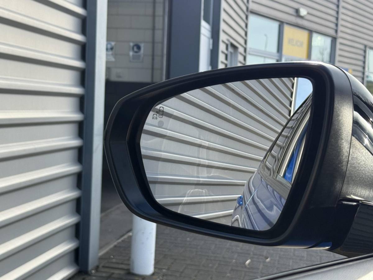 Opel Grandland X Opel Grandland X 1.6 Turbo Hybrid Ultimate | 19 inch lichtmetalen velgen| 225pk| Metalliclak| Leren bekleding| Parkeersensoren voor en achter| Camera voor en achter